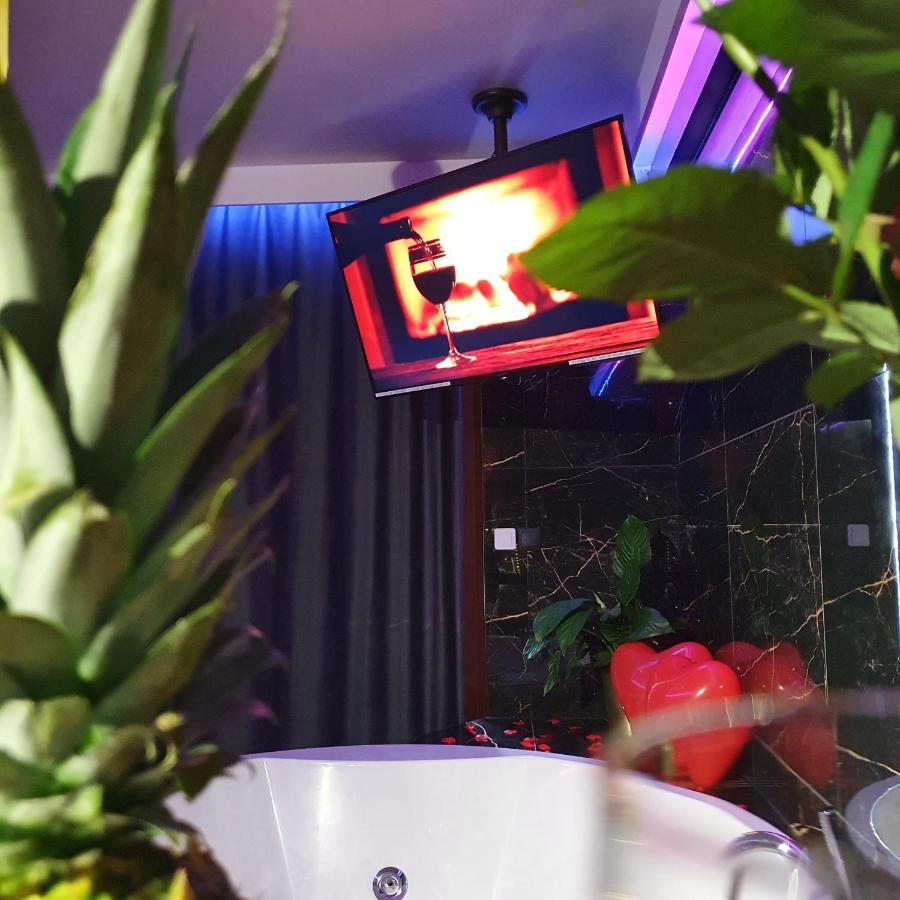 Jacuzzi Glass-House Central Station คราคูฟ ภายนอก รูปภาพ