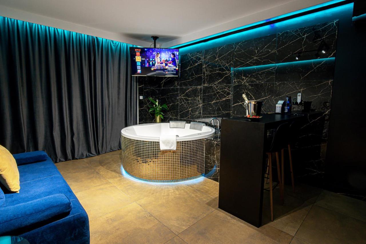 Jacuzzi Glass-House Central Station คราคูฟ ภายนอก รูปภาพ